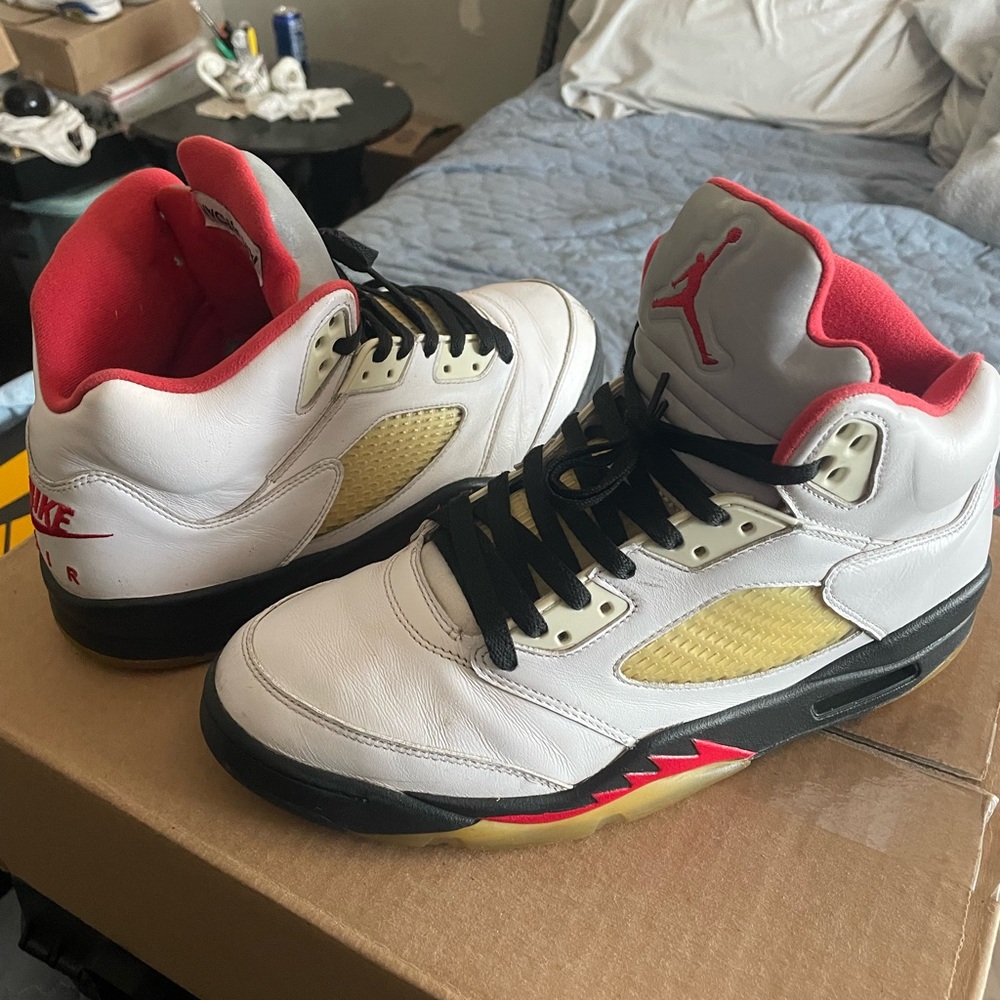 Nike Air Jordan Fire red 5 size 11 used. Authentic